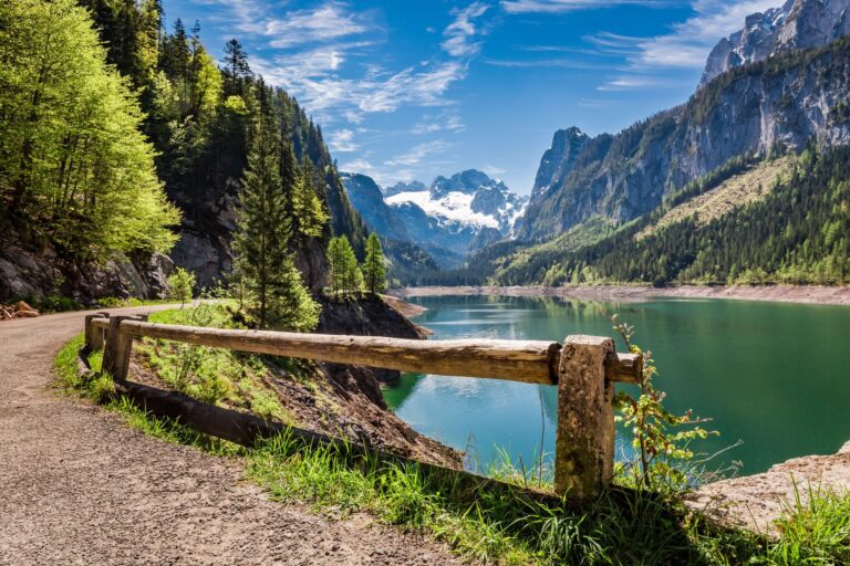 Zwischen Seeufer und Bergweg: Wie ein Urlaubsort verschiedene Reisetypen zusammenbringt